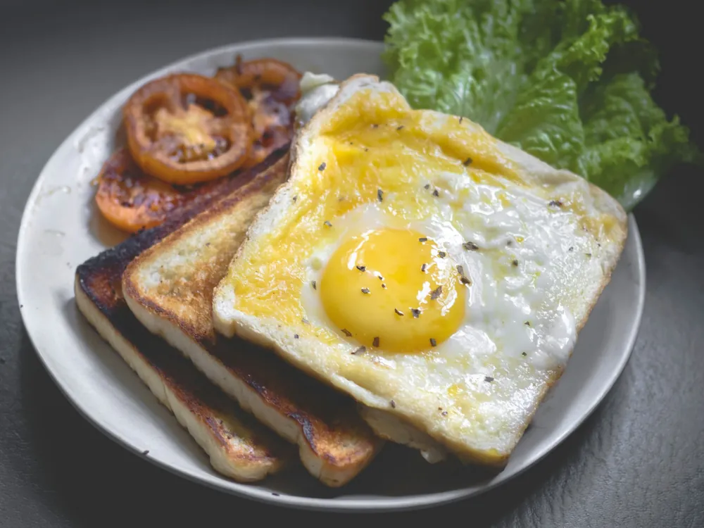 Fried eggs with toast and bacon